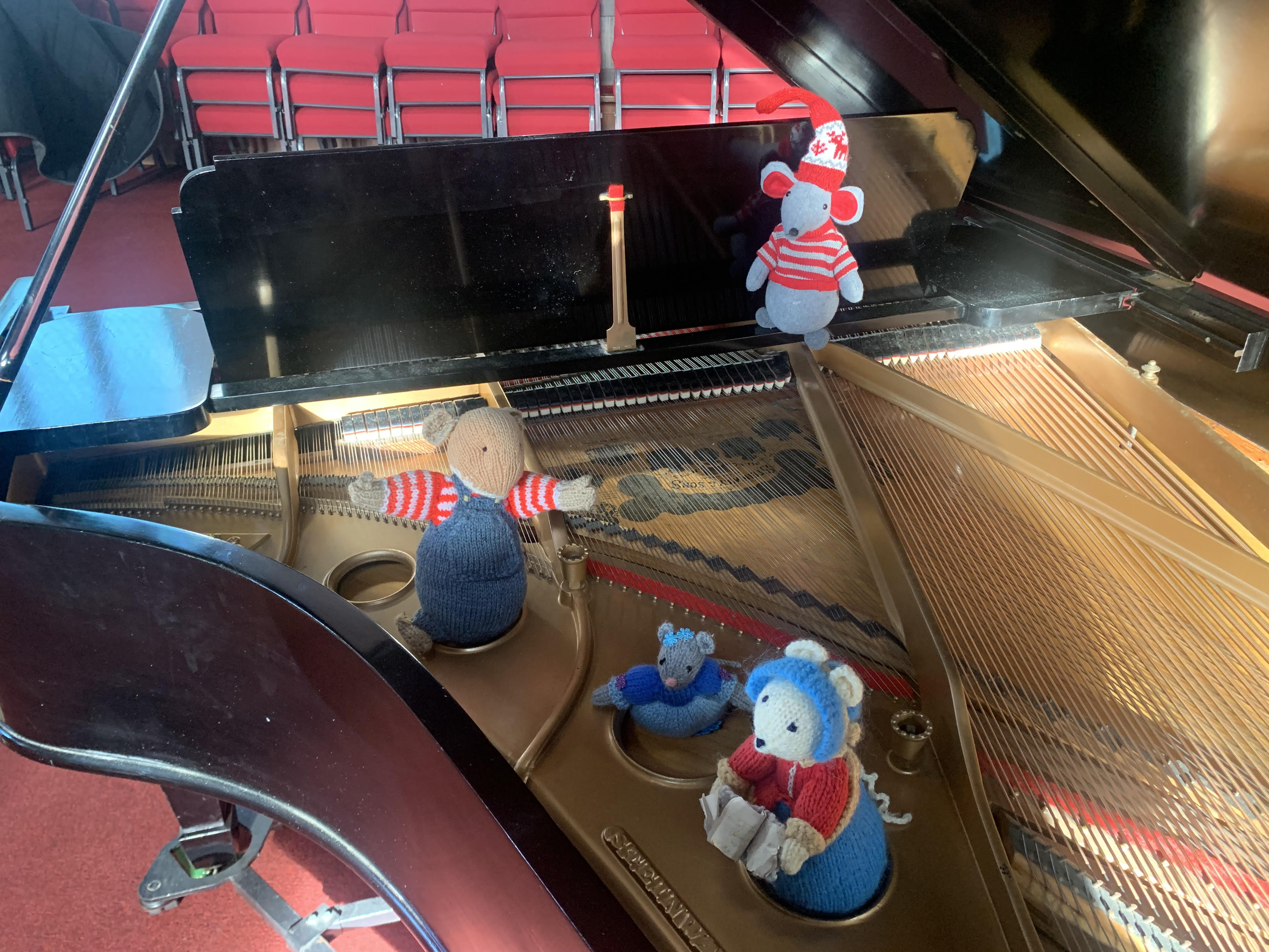 Chris Mouse plays (in) the piano